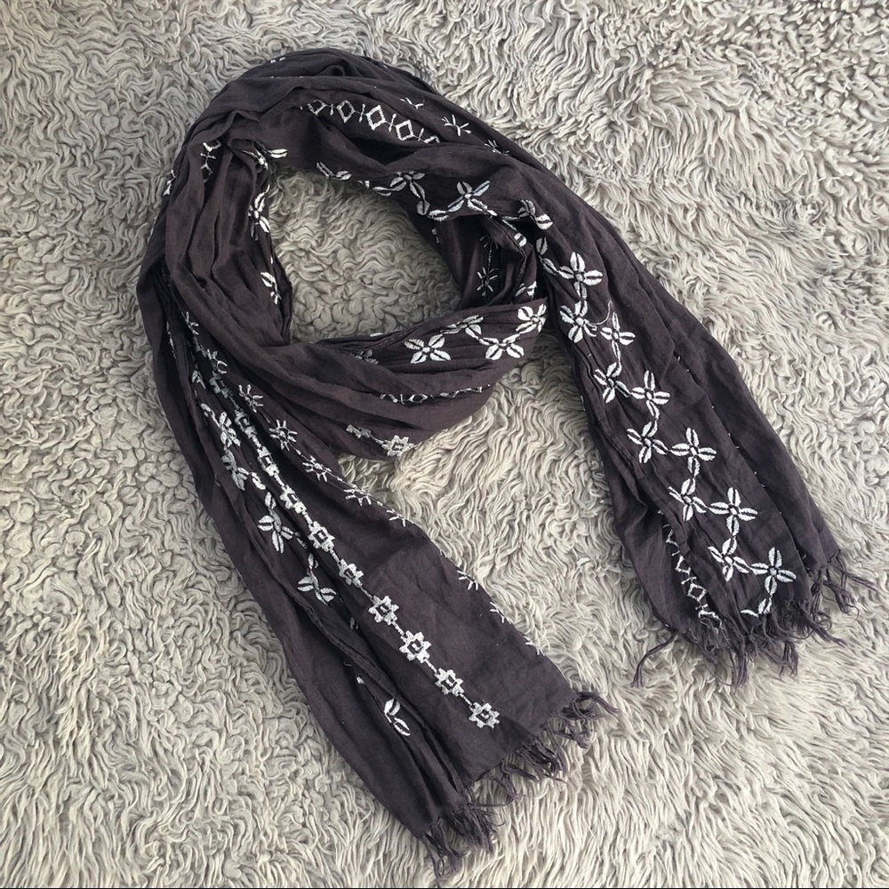 🌸FREE w/ $10 purchase🌸 Embroidered Scarf